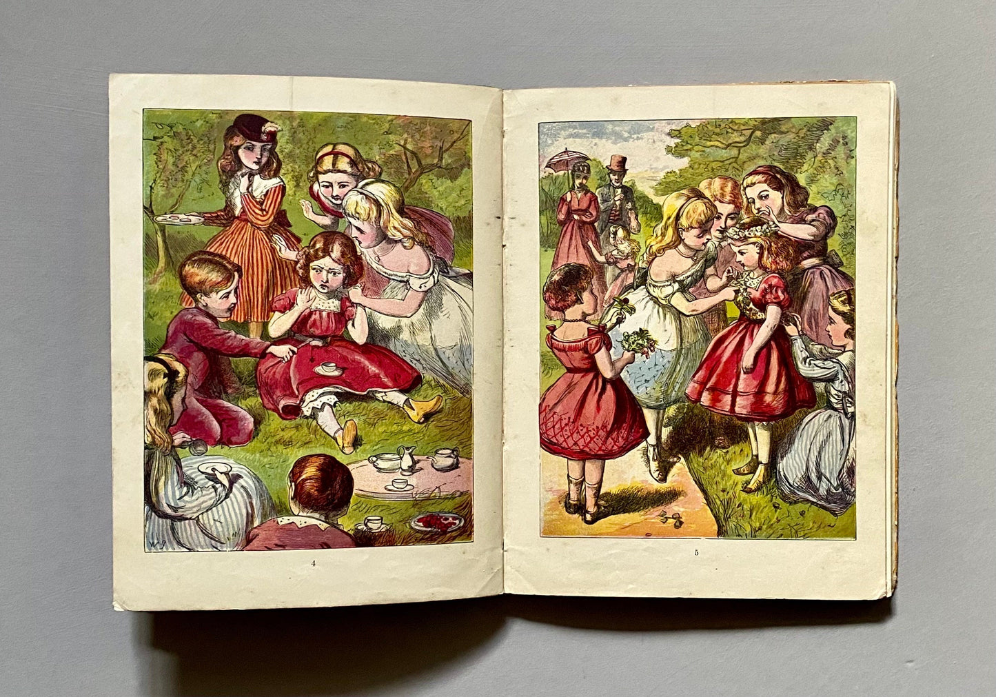 Home Favourites. Four Stories. Thirty-two Full Page Illustrations. Published by Frederick Warne Circa 1875. Size: 25 x 19 cms.