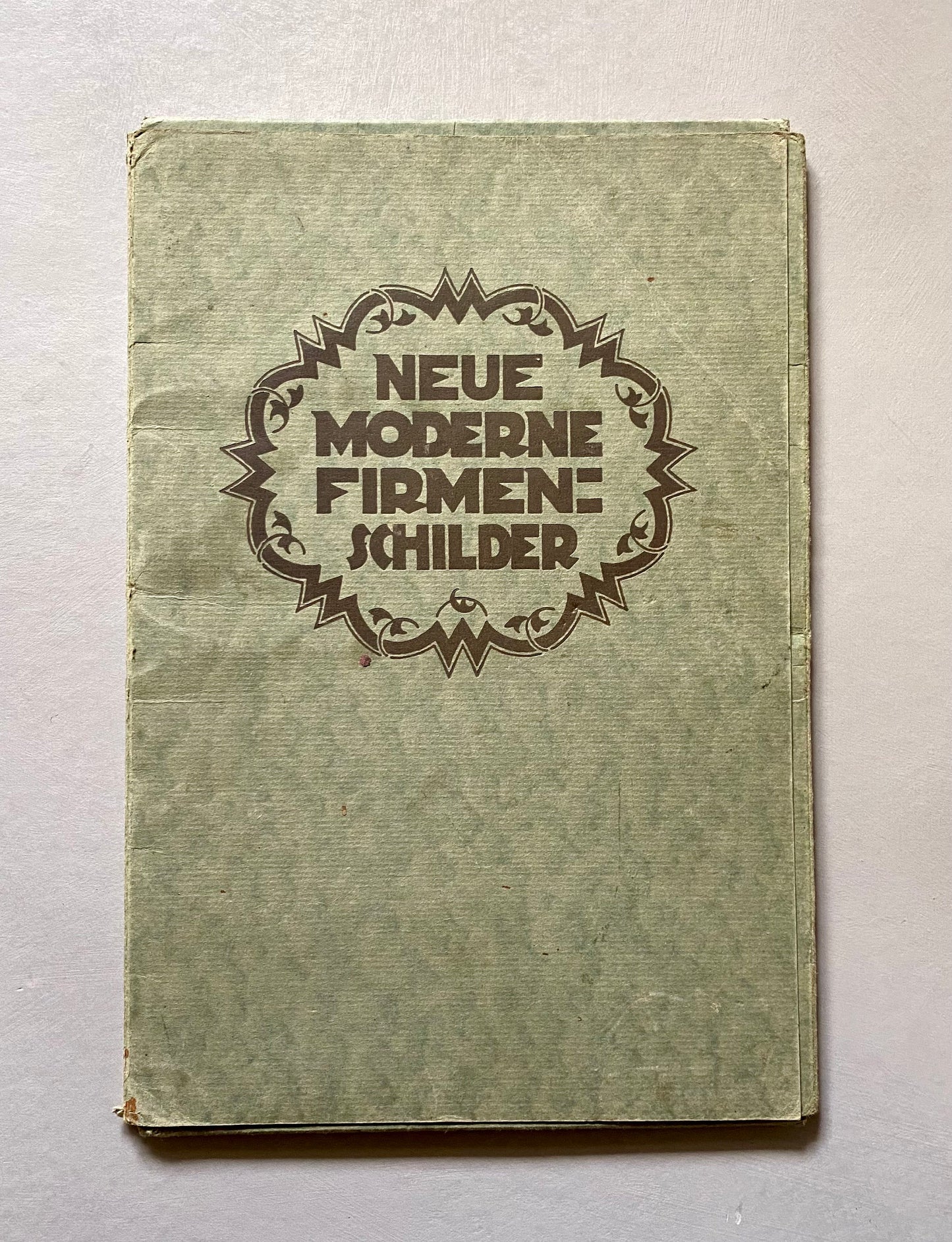 Neue Moderne Firmenshilder. Modern Trademarks. 64 Chromolithographic Plates. German. Published by Karl Lüth. 1909. Size: 35.8x 254 cms.