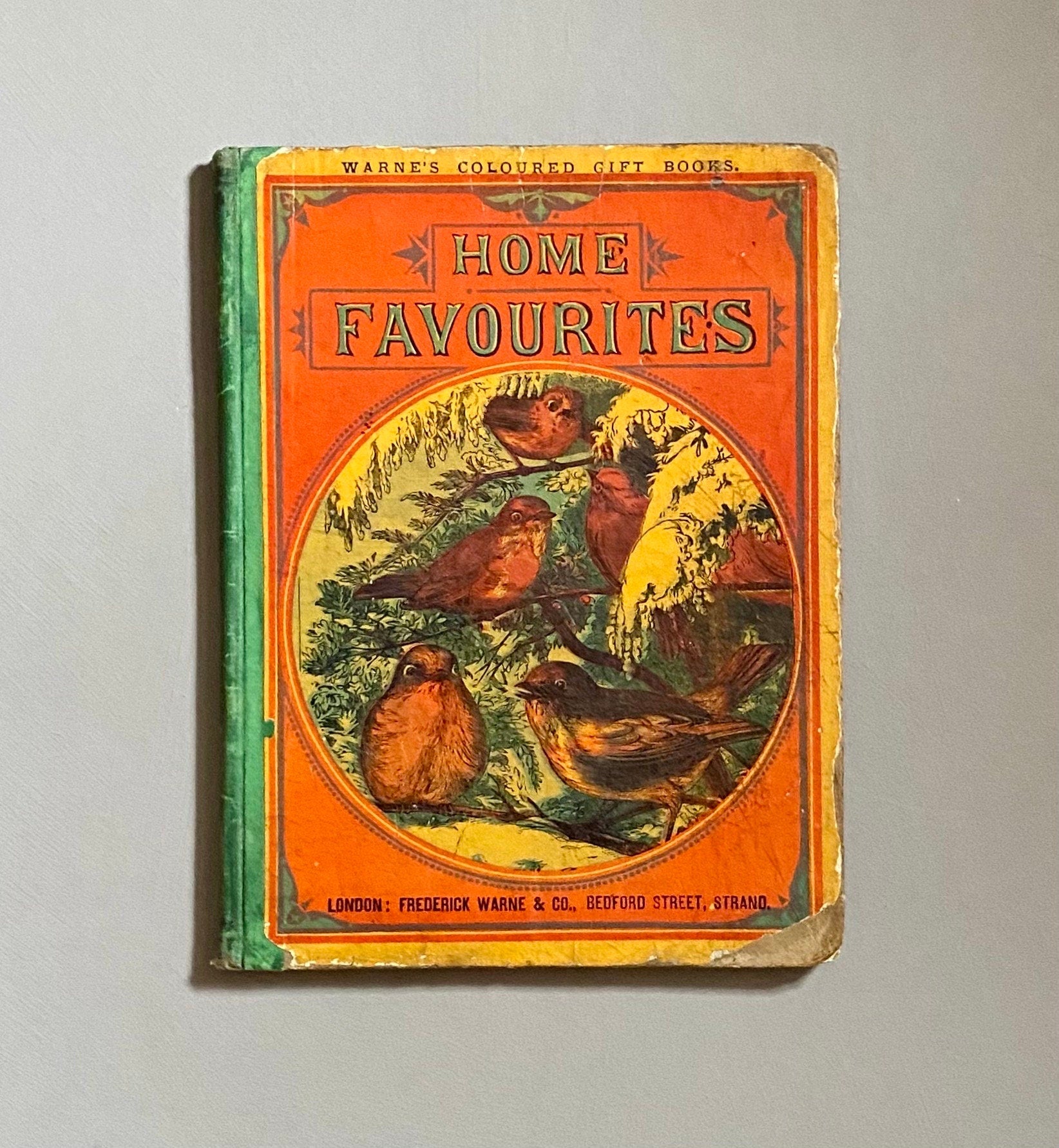 Home Favourites. Four Stories. Thirty-two Full Page Illustrations. Published by Frederick Warne. Circa 1875. Size: 25 x 19 cms.