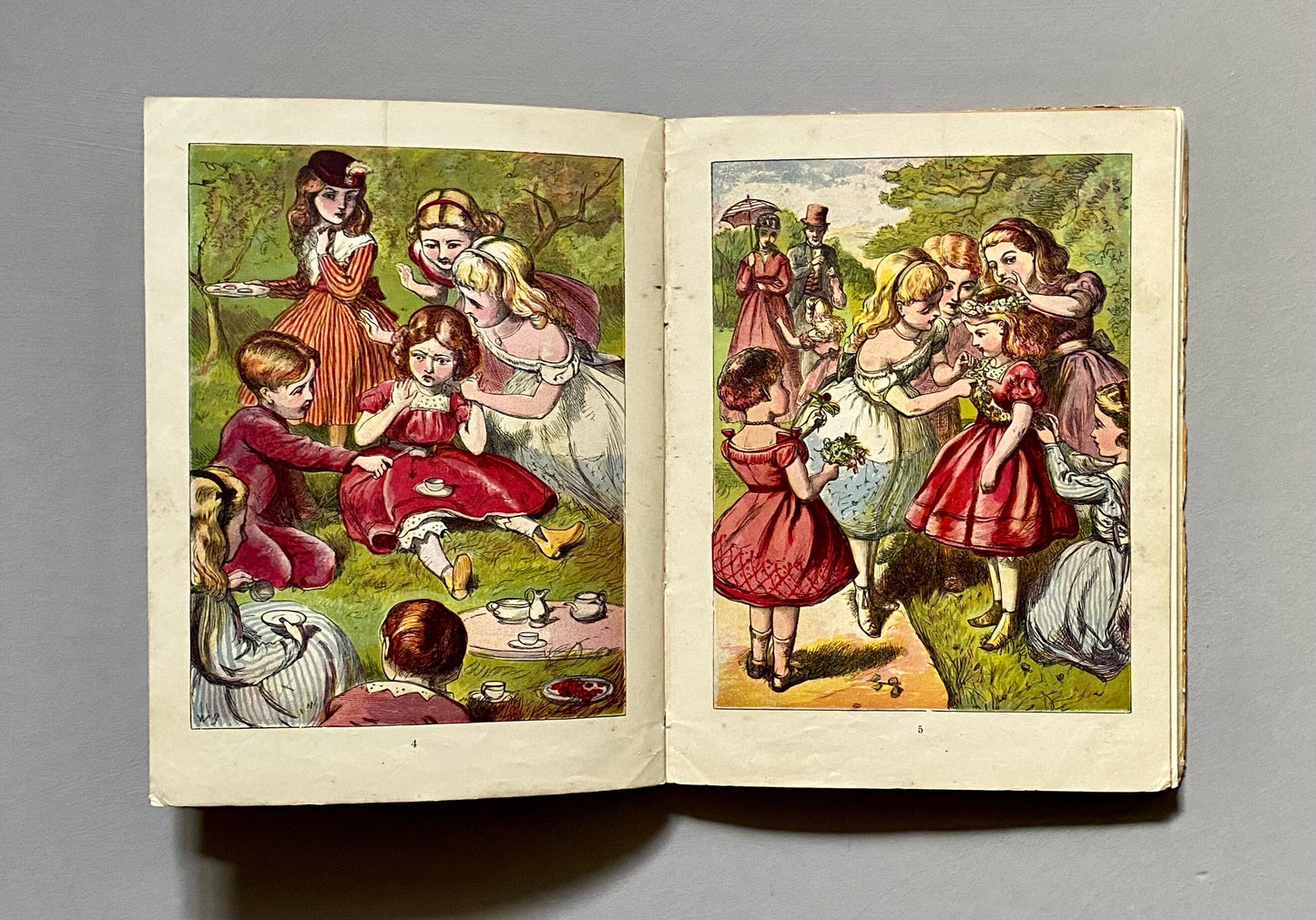 Home Favourites. Four Stories. Thirty-two Full Page Illustrations. Published by Frederick Warne. Circa 1875. Size: 25 x 19 cms.
